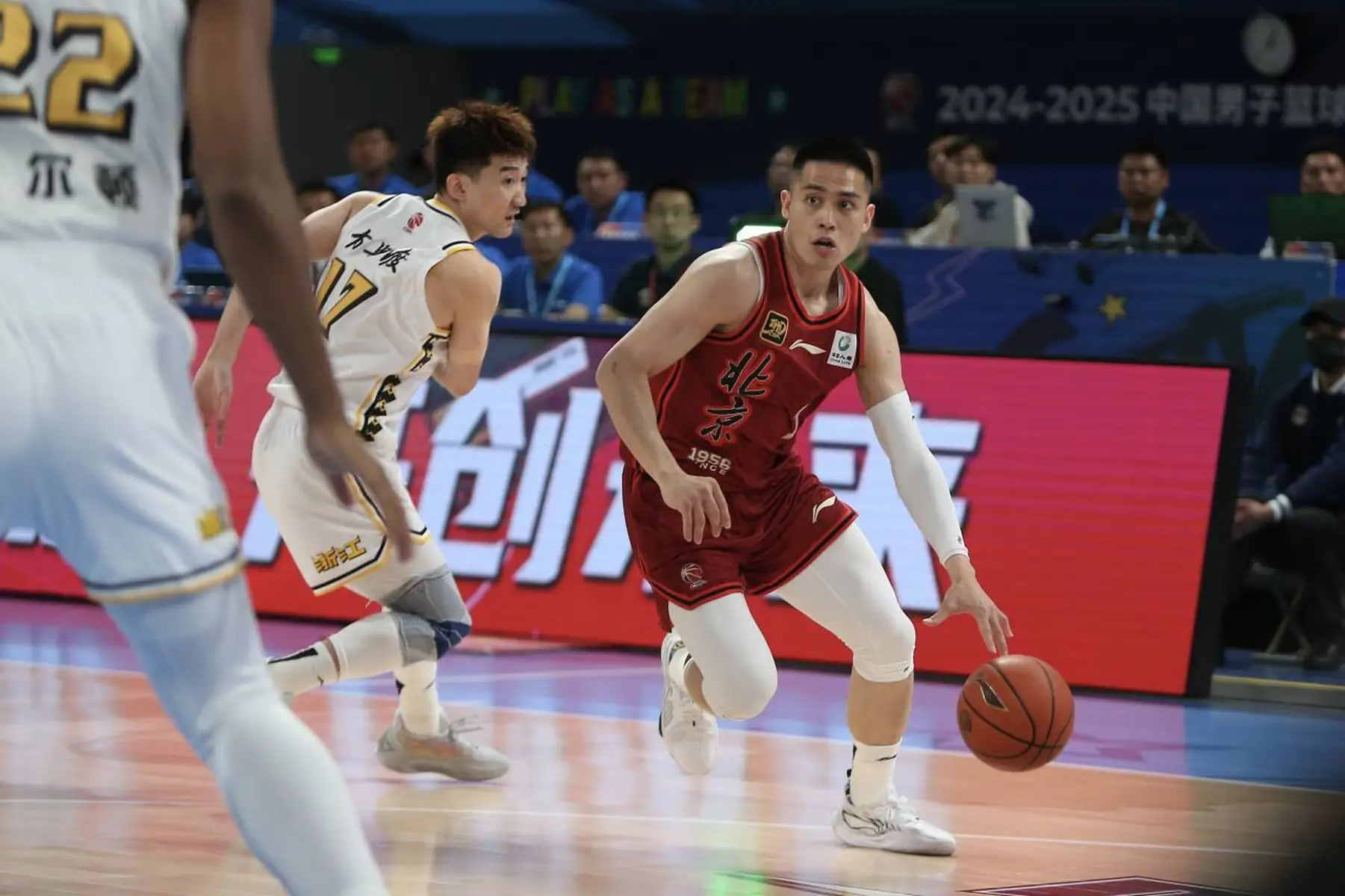 关于赛后突围战来临，广厦男篮围绕NBA季后赛绝杀压哨，引发热议，临场指挥获称赞的信息