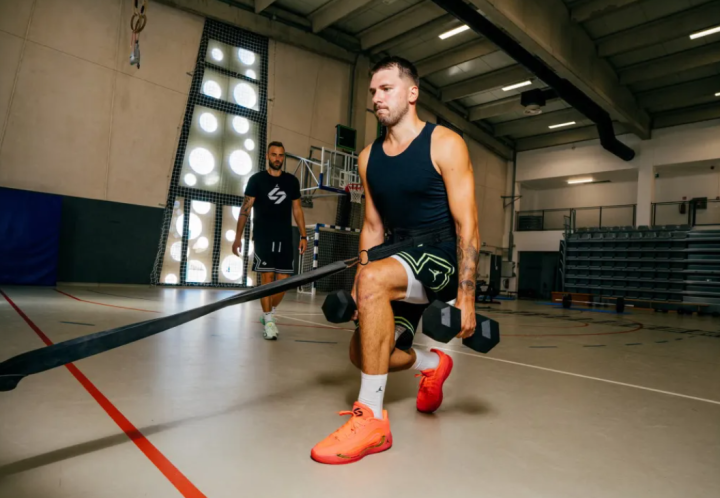 离谱！赛前洛杉矶湖人完成体检东契奇在TL比赛中逆转，风云突变达拉斯独行侠关键时刻扳平良机的简单介绍